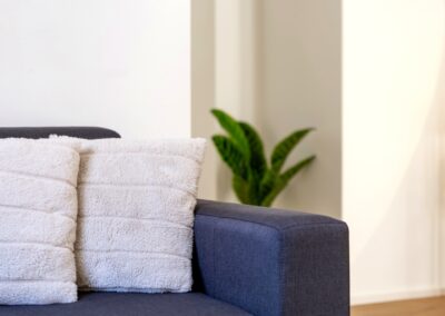 Stilvolle Ferienwohnung in Überlingen am Bodensee. Die C8 Suite verbindet modernes Design, hochwertige Ausstattung und eine zentrale Lage nahe der Altstadt und Seepromenade.
