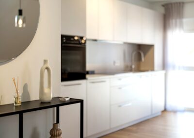 Stilvolle Ferienwohnung in Überlingen am Bodensee. Die C8 Suite verbindet modernes Design, hochwertige Ausstattung und eine zentrale Lage nahe der Altstadt und Seepromenade.