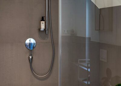 Stilvolle Ferienwohnung in Überlingen am Bodensee. Die C8 Suite verbindet modernes Design, hochwertige Ausstattung und eine zentrale Lage nahe der Altstadt und Seepromenade.